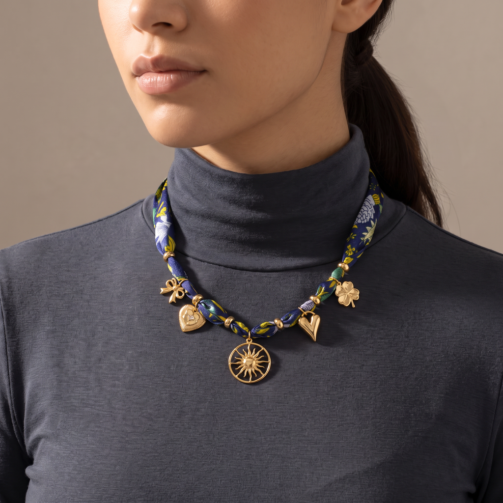 Collier cœur et soleil bleu sur cordon foulard, porté mi-corps