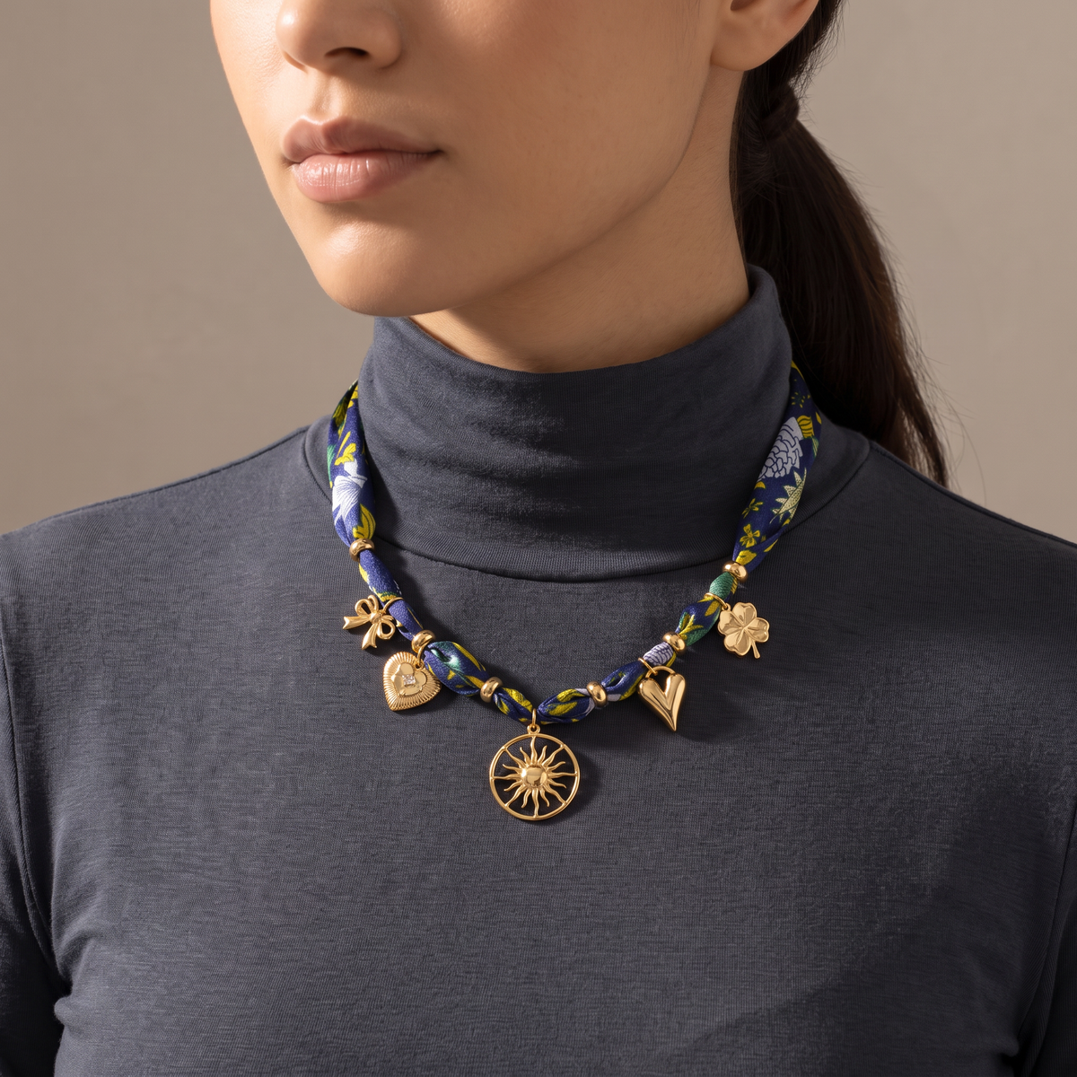 Collier cœur et soleil bleu sur cordon foulard, porté mi-corps