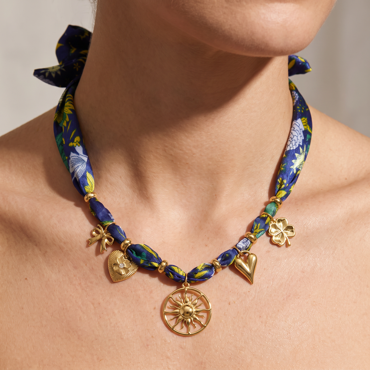 Collier cœur et soleil bleu sur cordon foulard, porté