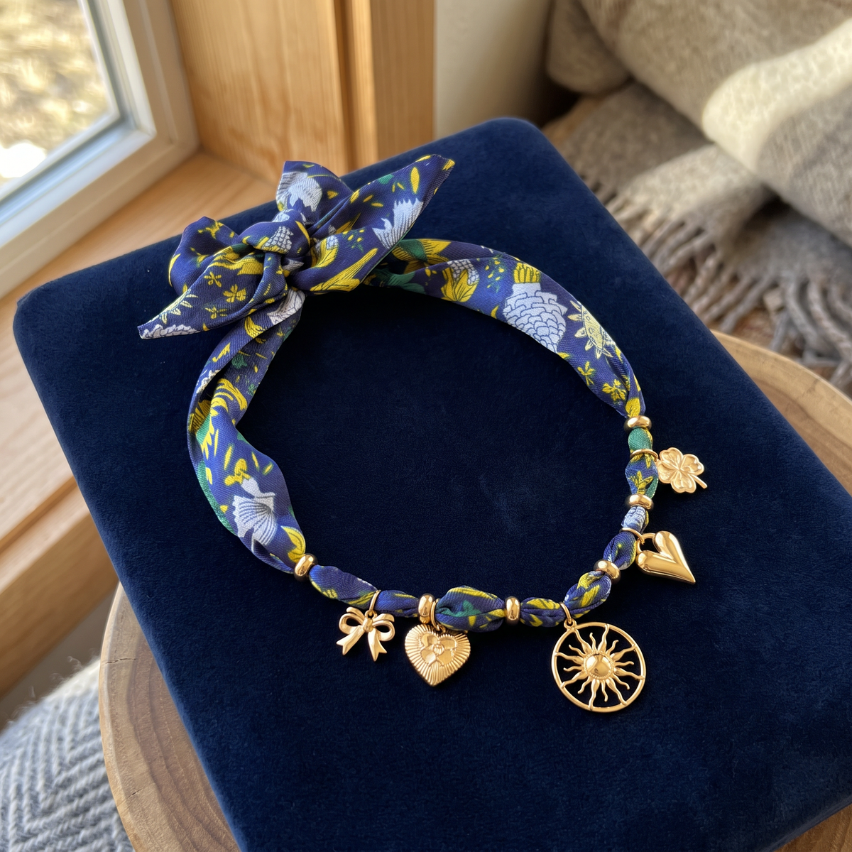Collier cœur et soleil bleu sur cordon foulard, porté en tenue