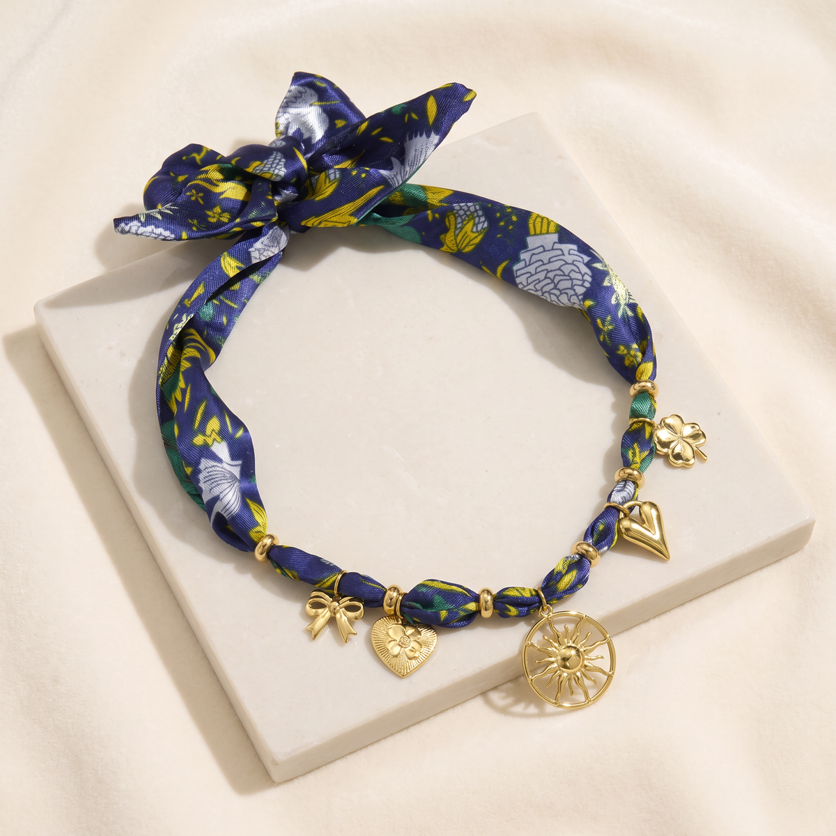 Collier cœur et soleil bleu sur cordon foulard — Bleu