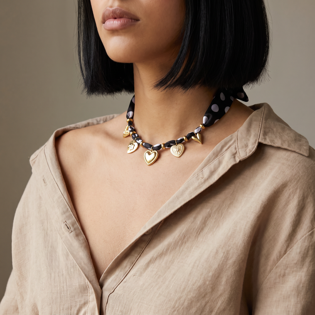 Collier cœur doré à pois sur cordon tressé, porté mi-corps
