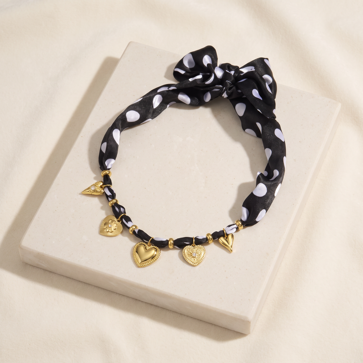 Collier cœur doré à pois sur cordon tressé — Noir