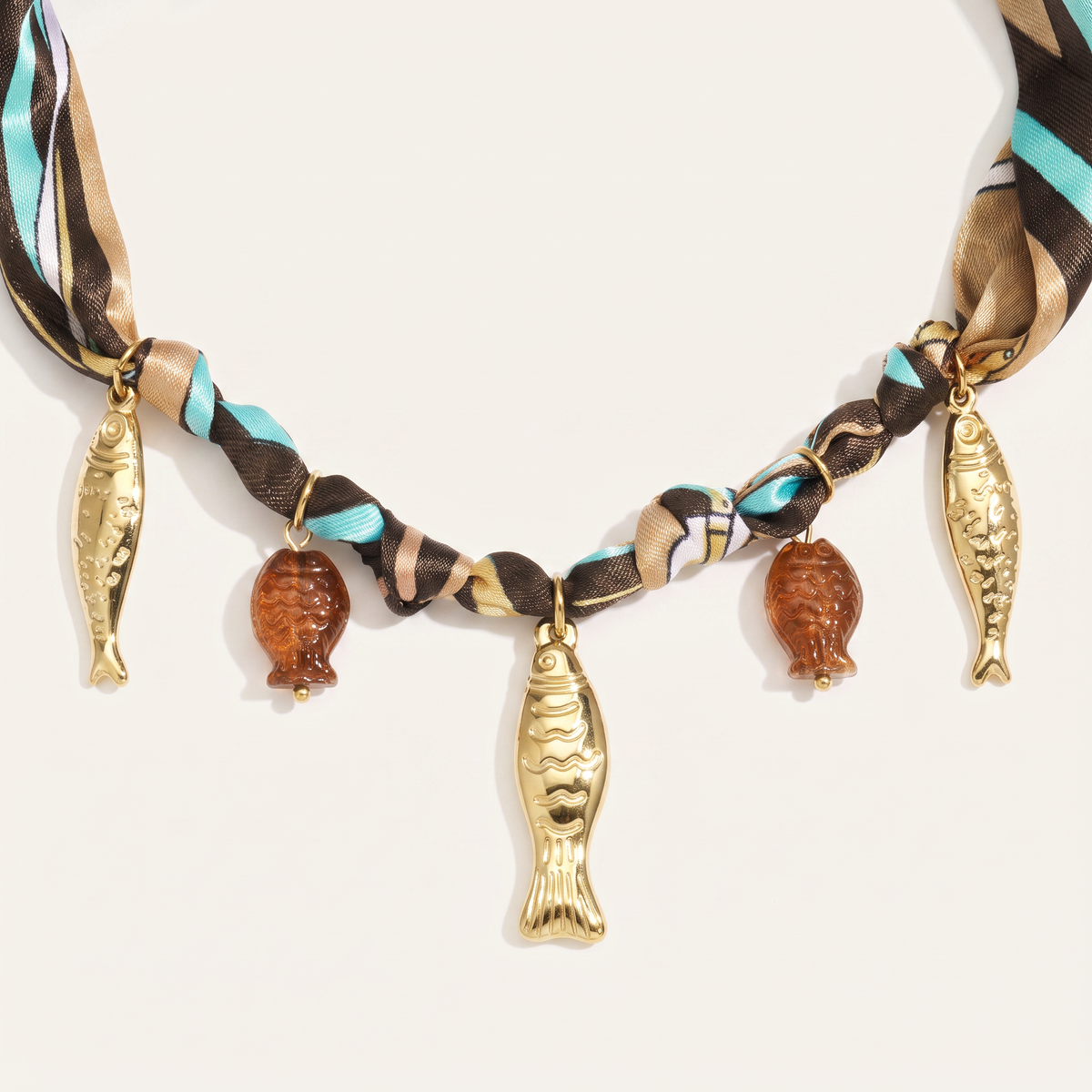 Collier poisson doré sur cordon foulard, détail du motif