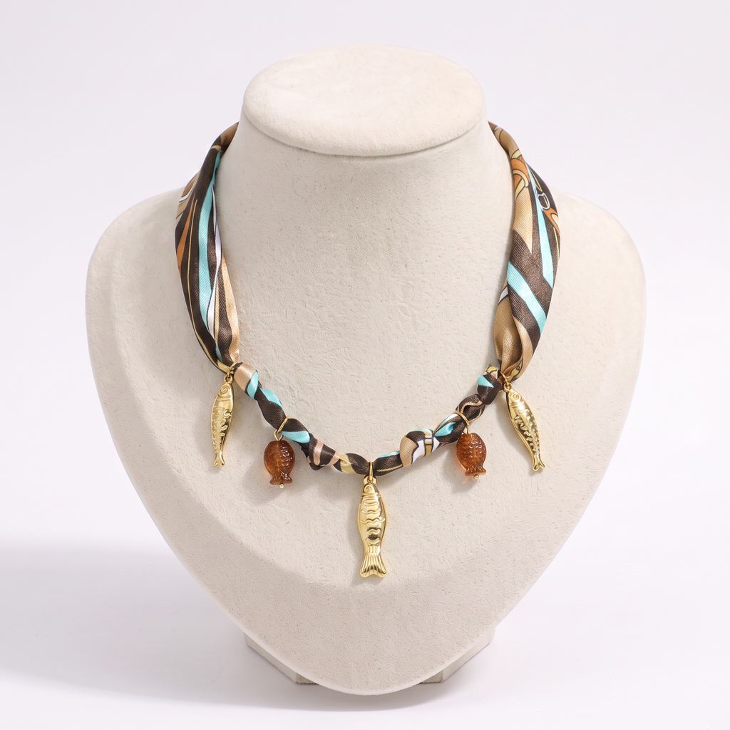 Collier poisson doré sur cordon foulard, vue de face