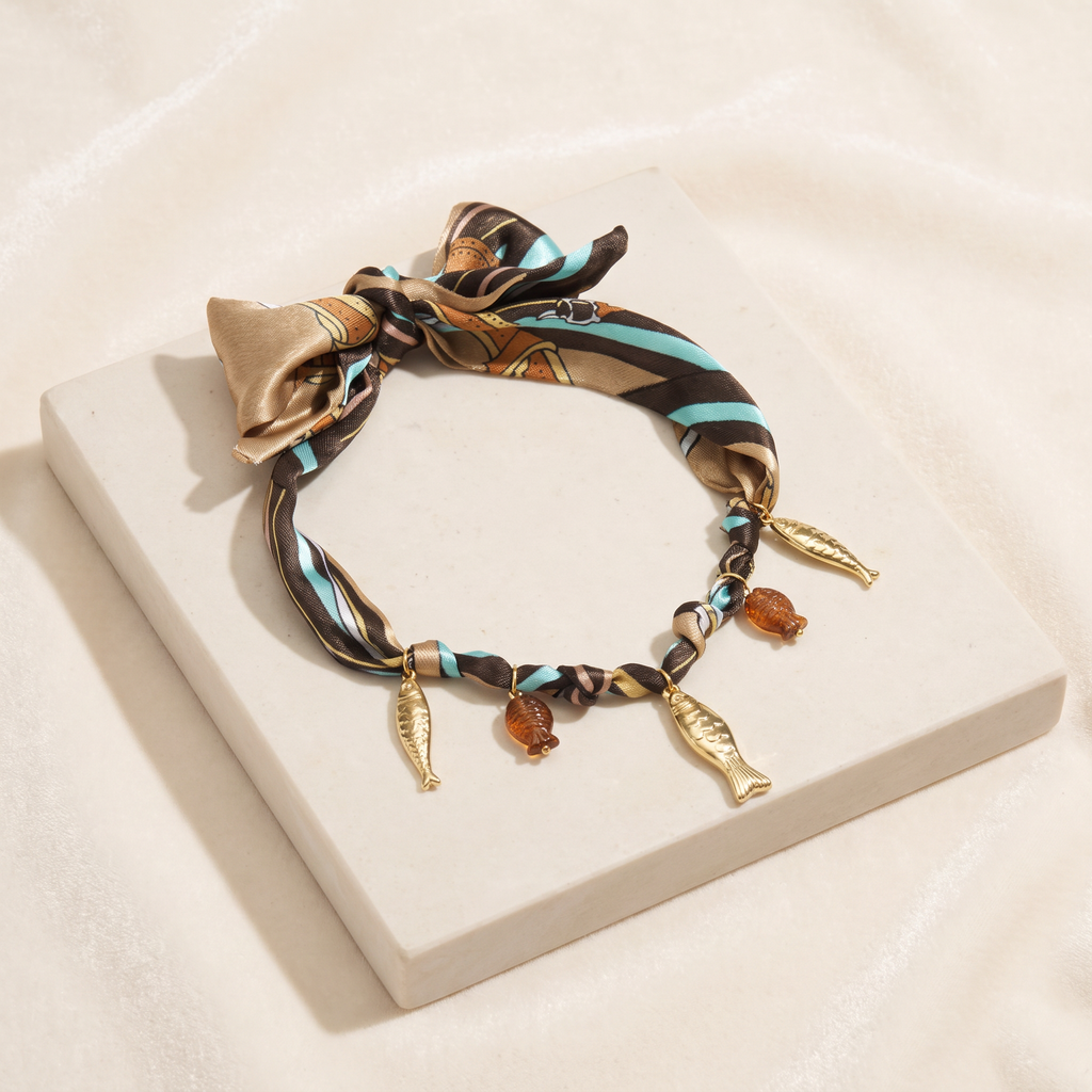 Collier poisson doré sur cordon foulard — Doré