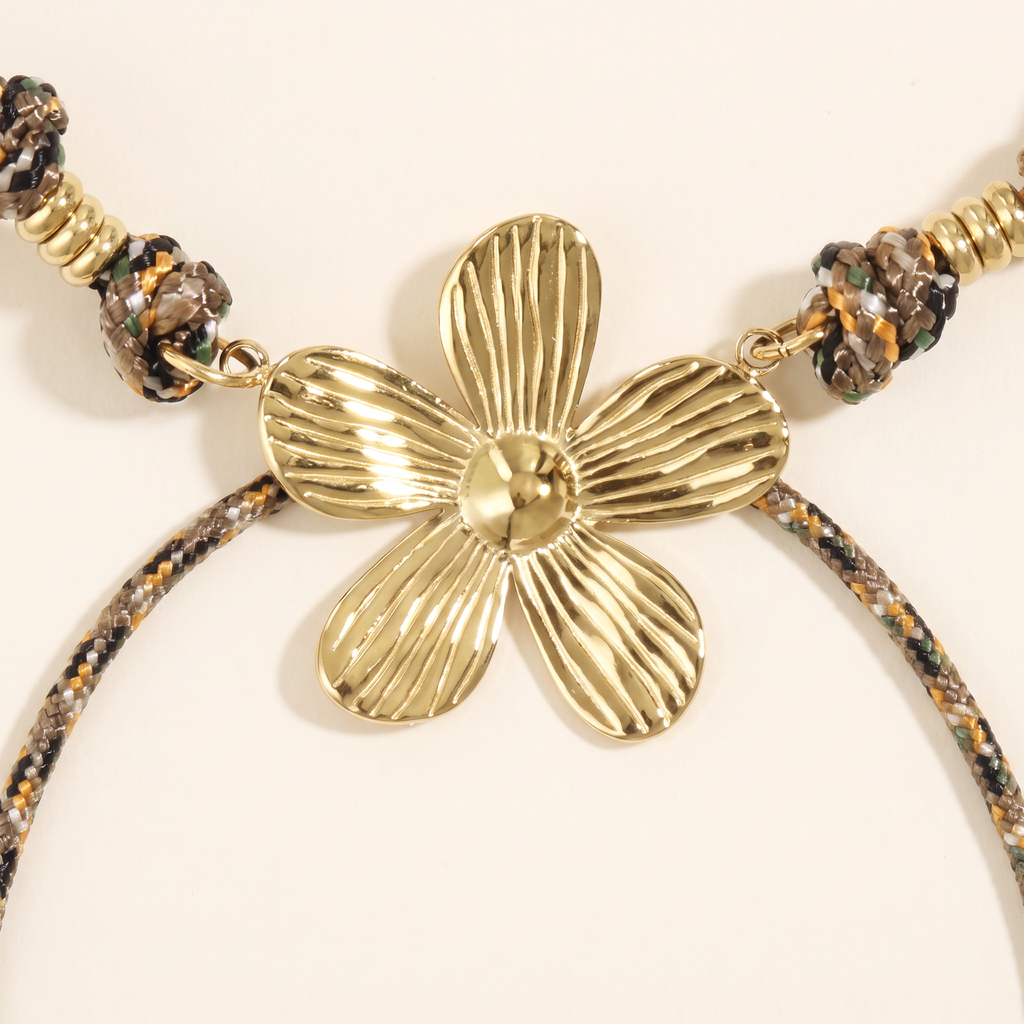 Collier fleur sur cordon, détail du motif