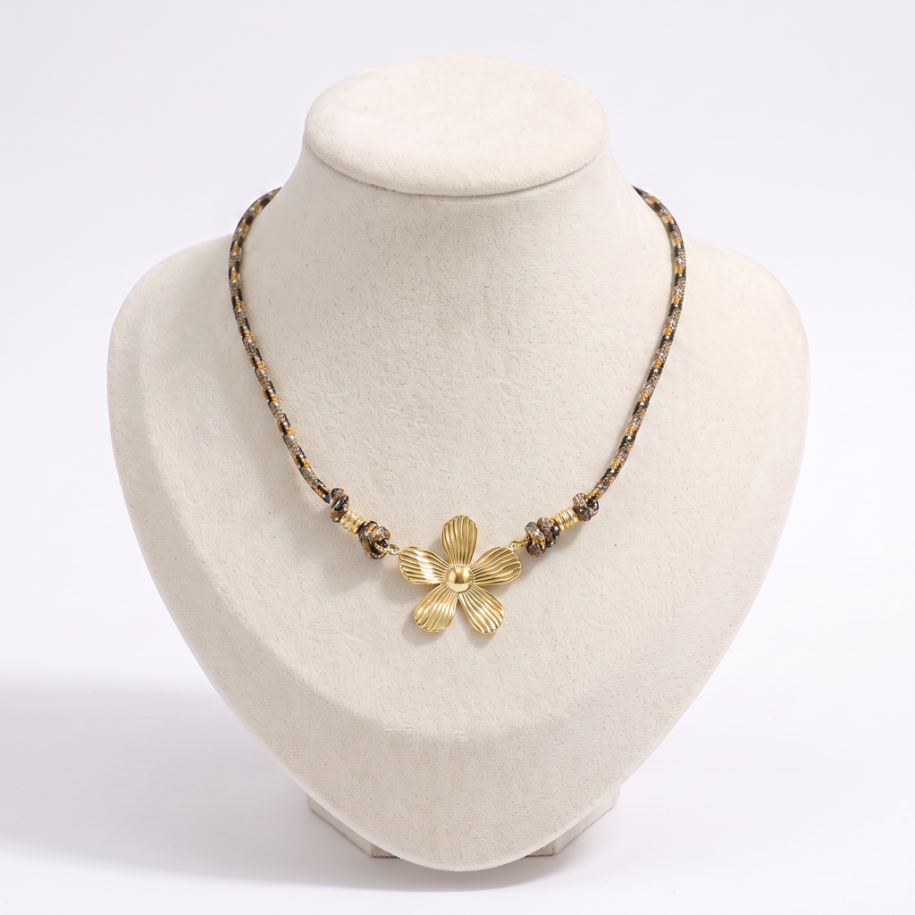 Collier fleur sur cordon, vue de face