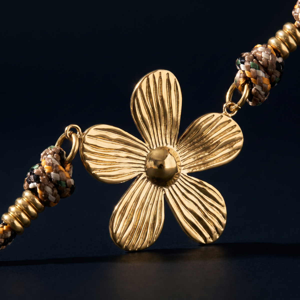 Collier fleur sur cordon, motif en gros plan