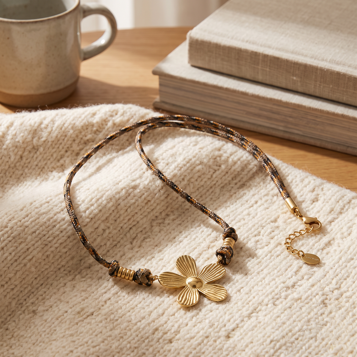 Collier fleur sur cordon, porté en tenue