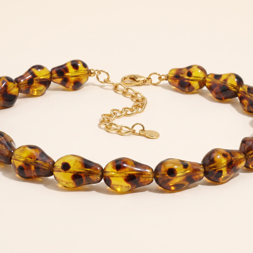 Collier tortue façon écaille en perles, détail du motif