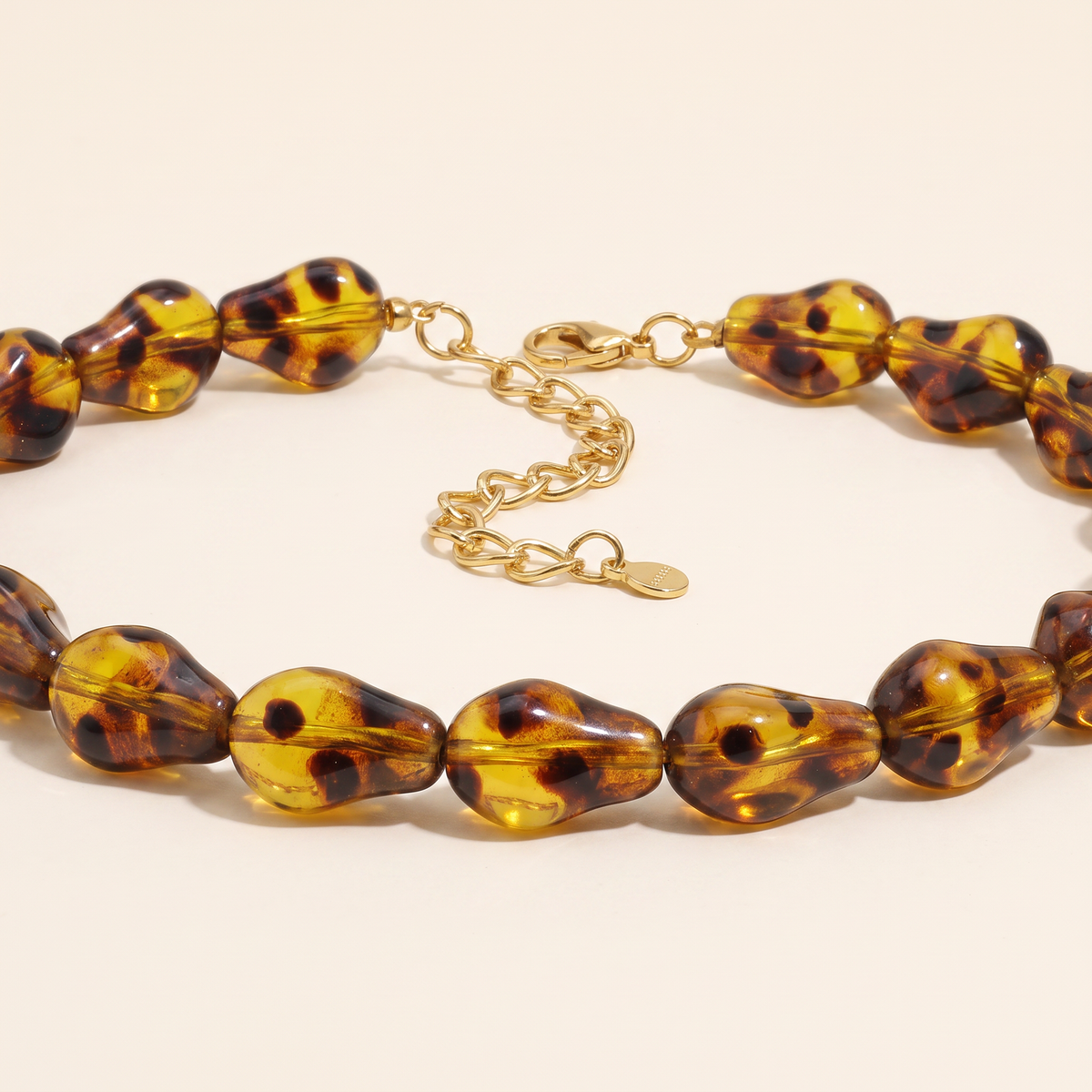 Collier tortue façon écaille en perles, détail du motif