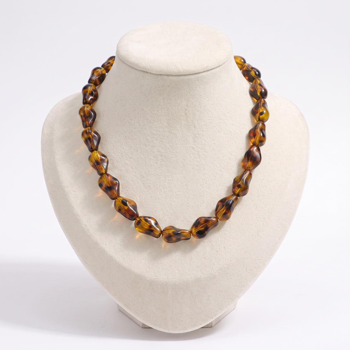 Collier tortue façon écaille en perles, vue de face