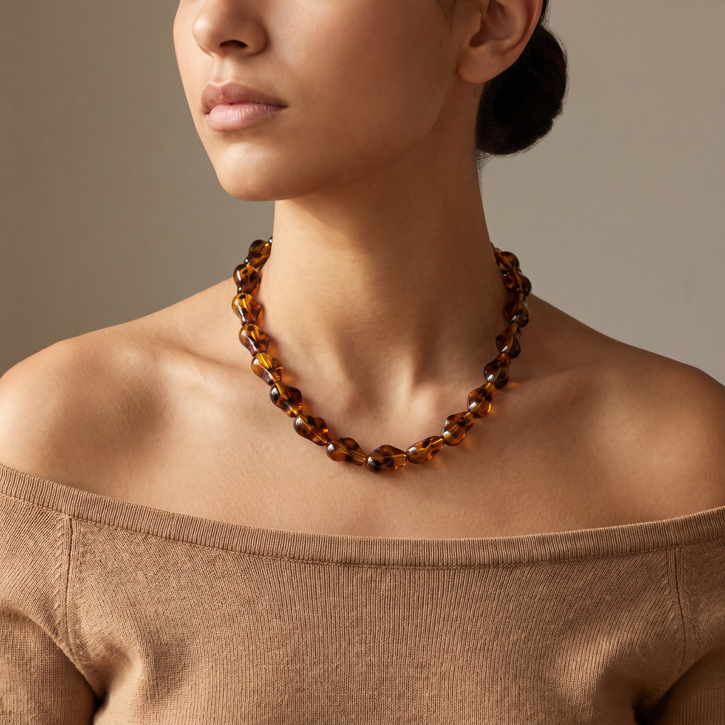 Collier tortue façon écaille en perles, porté mi-corps