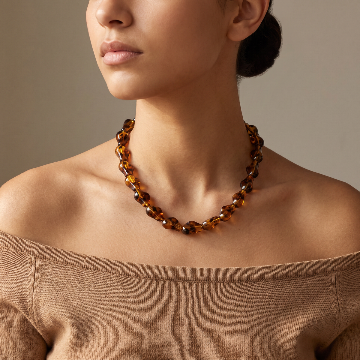 Collier tortue façon écaille en perles, porté mi-corps