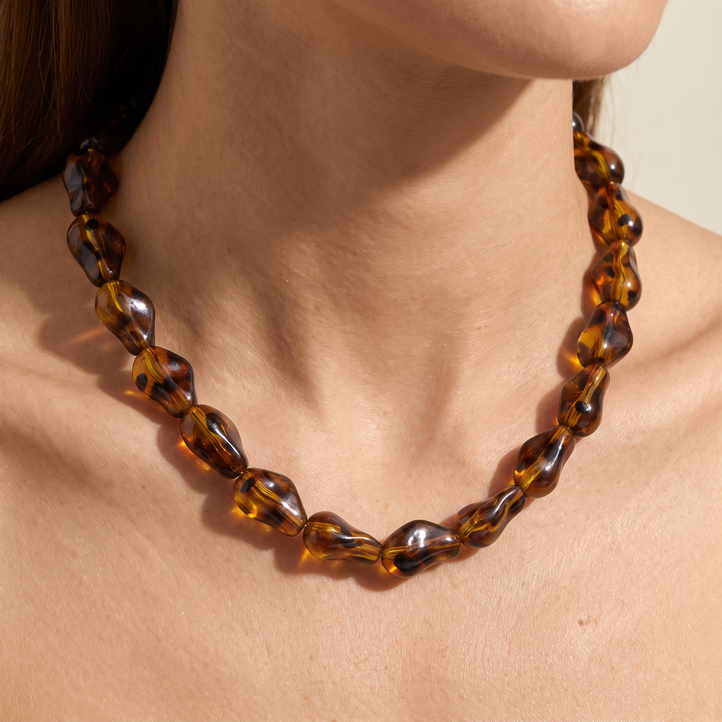 Collier tortue façon écaille en perles, porté