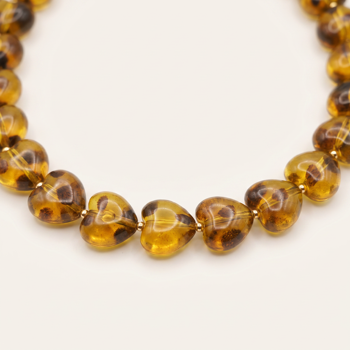Collier cœur façon léopard en perles, détail du motif