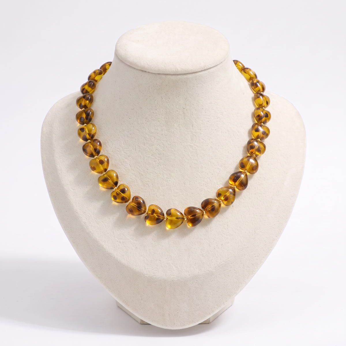 Collier cœur façon léopard en perles, vue de face