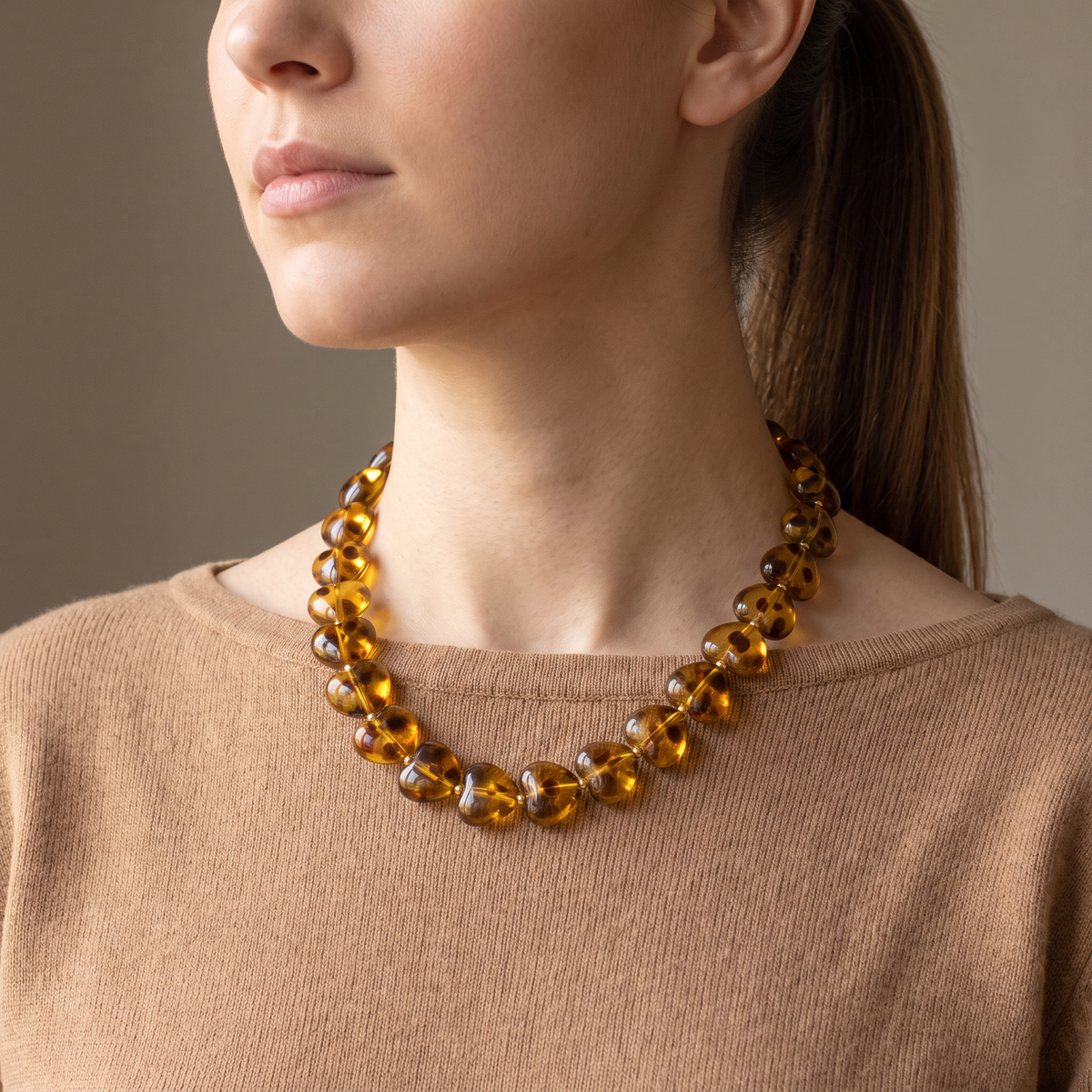 Collier cœur façon léopard en perles, porté mi-corps