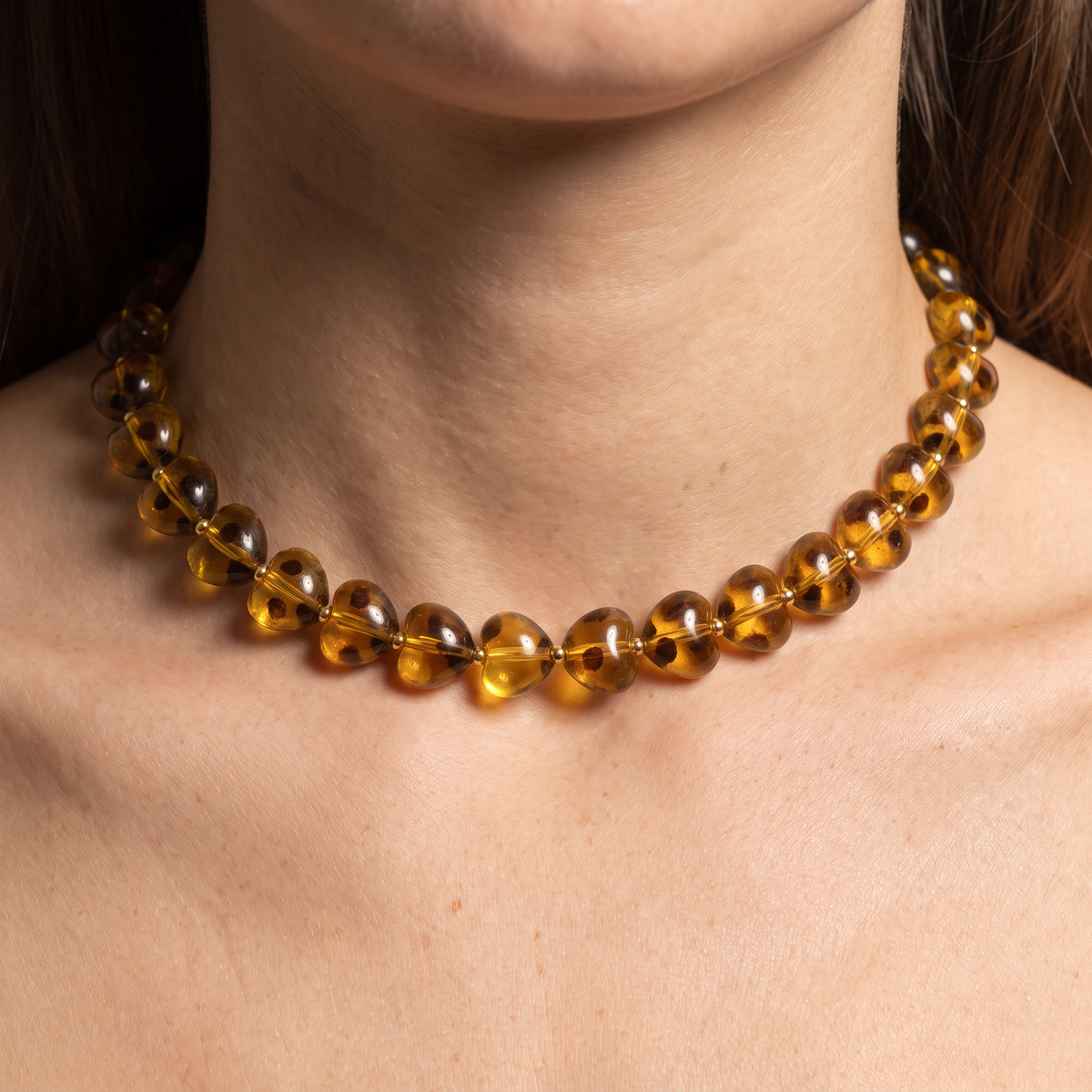 Collier cœur façon léopard en perles, porté