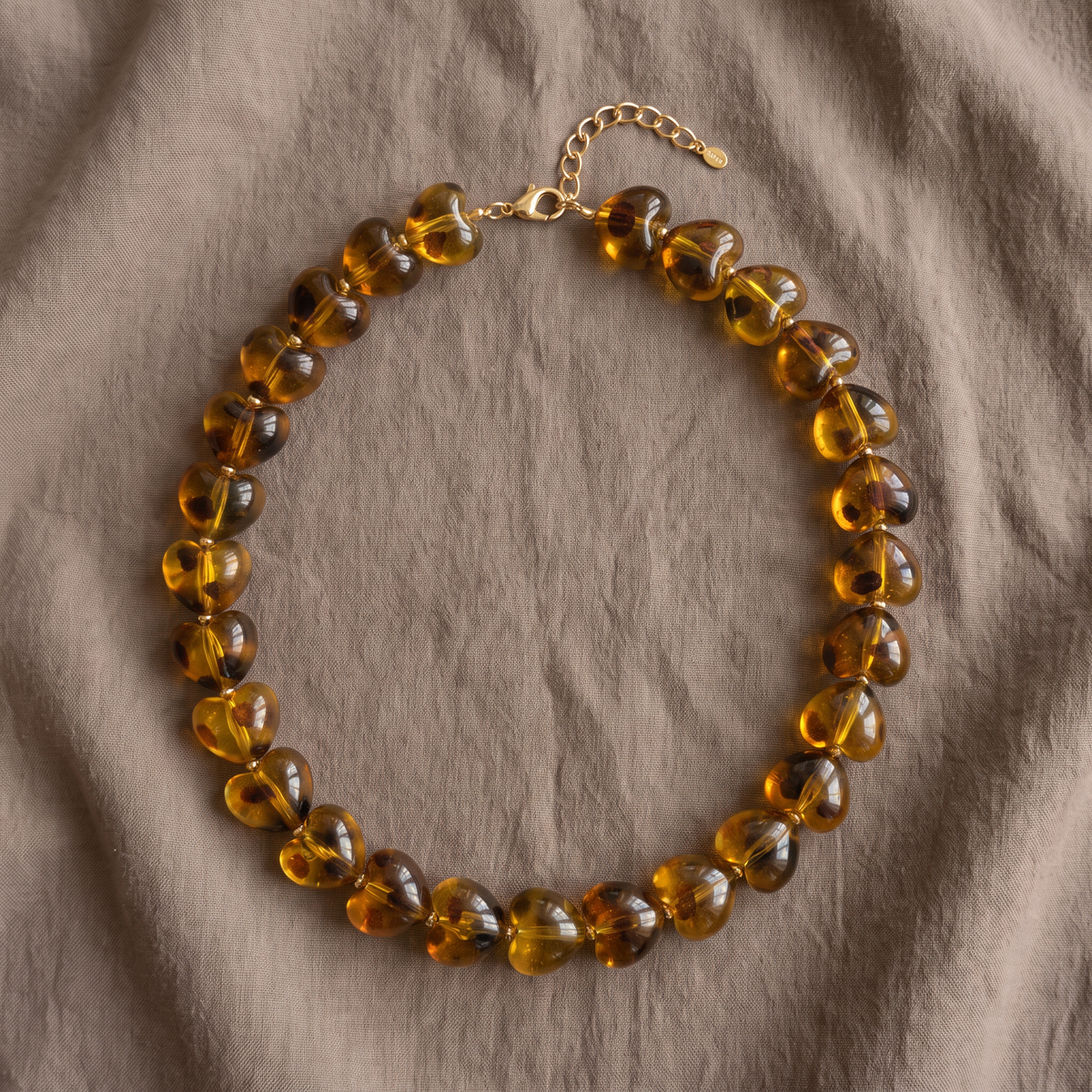 Collier cœur façon léopard en perles, porté en tenue
