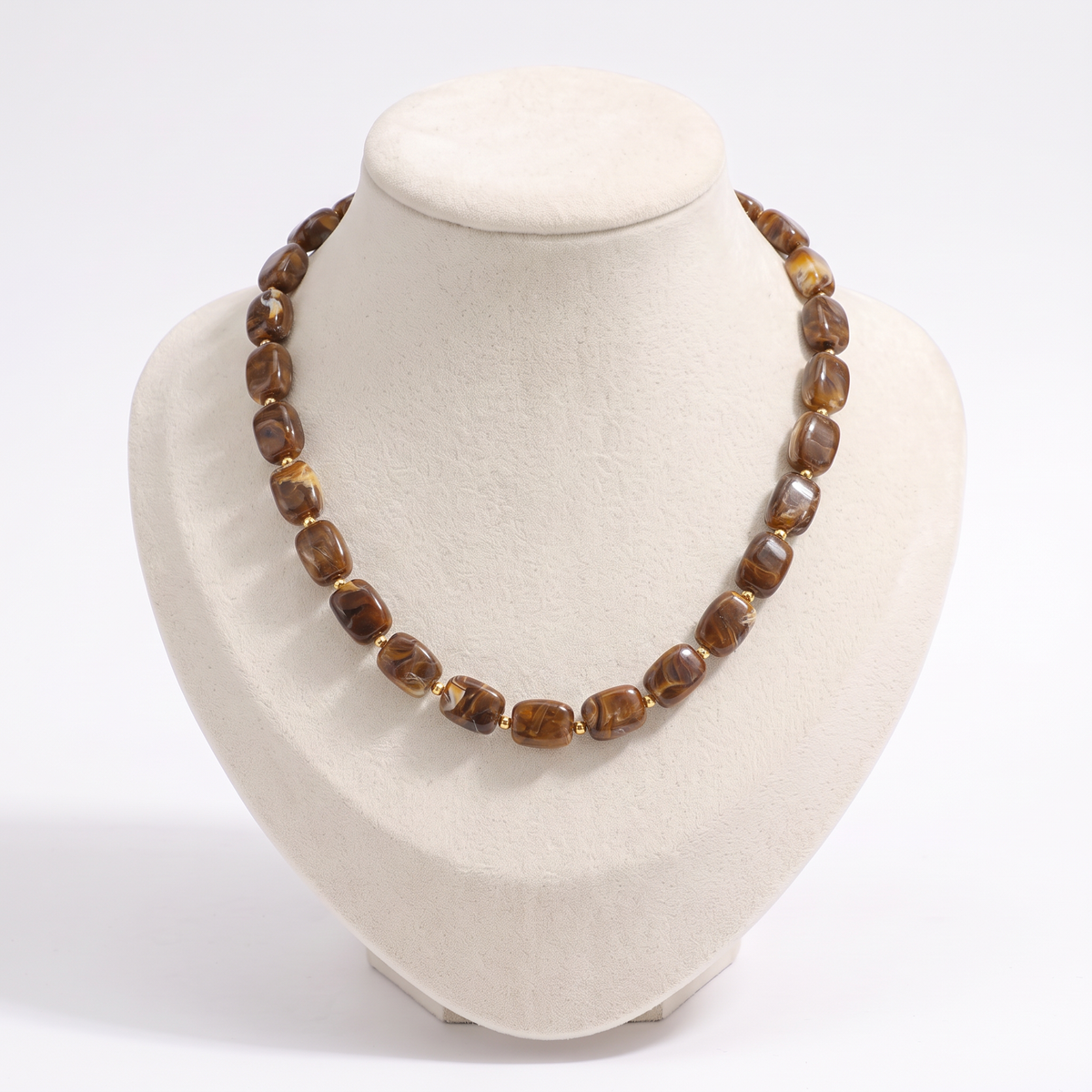 Collier de perles effet marbré de forme rectangulaire, vue de face, marron