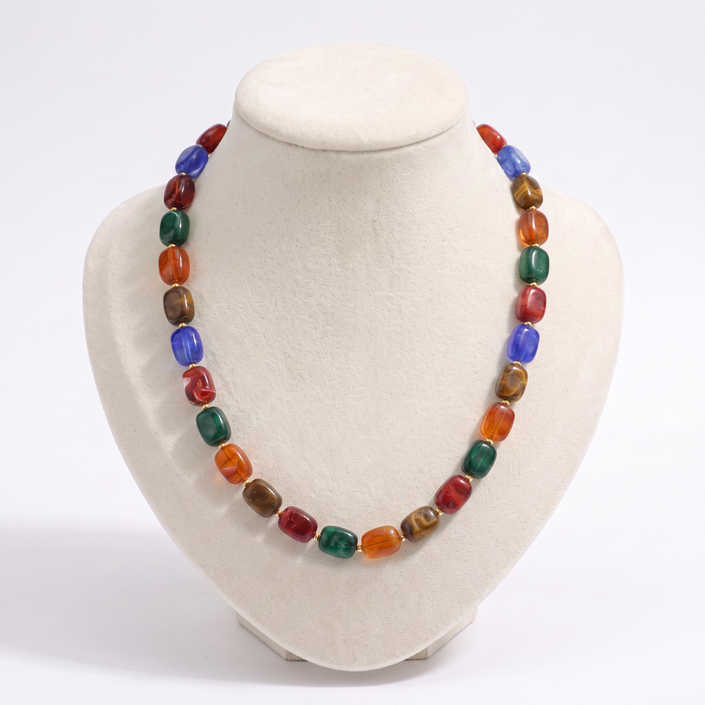 Collier de perles effet marbré de forme rectangulaire, vue de face