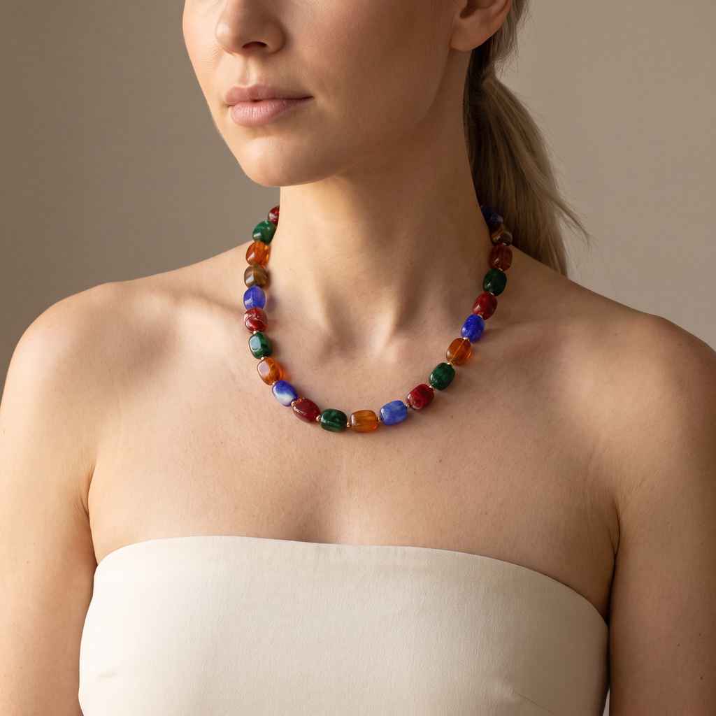 Collier de perles effet marbré de forme rectangulaire, porté mi-corps
