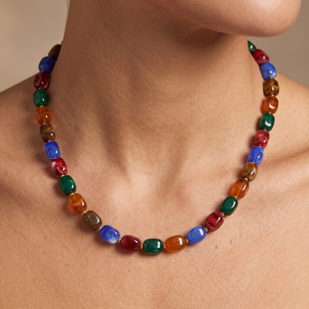 Collier de perles effet marbré de forme rectangulaire, porté