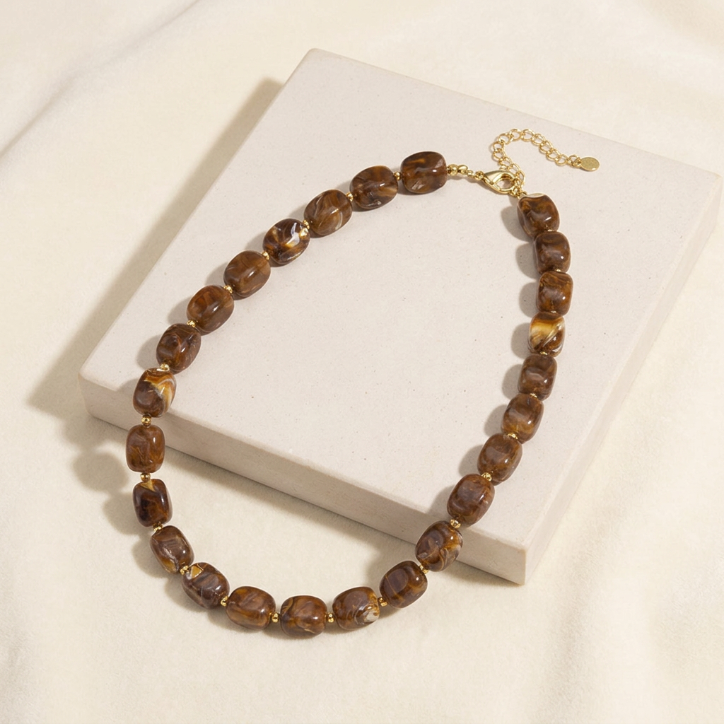 Collier de perles effet marbré de forme rectangulaire — Marron