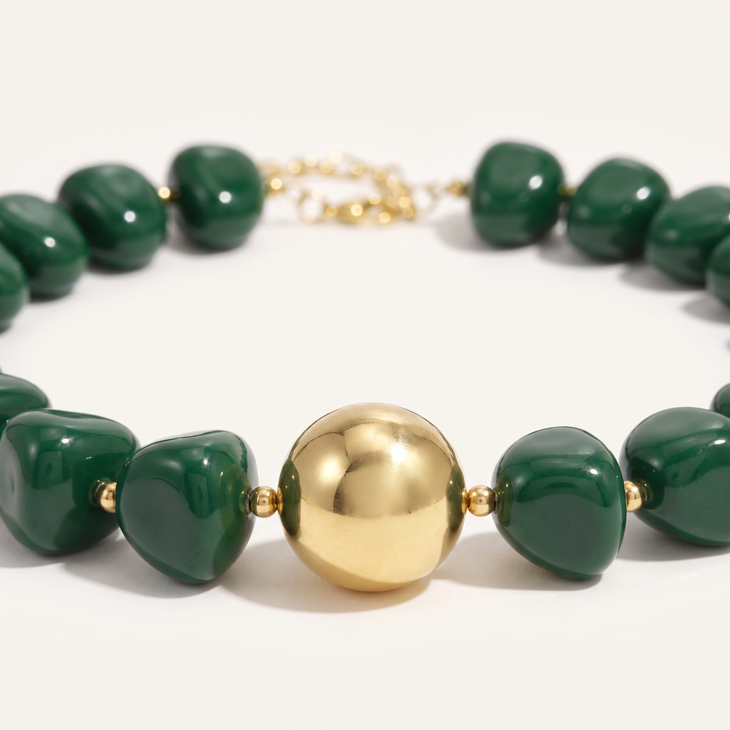 Collier de perles doré à sphères, détail du motif