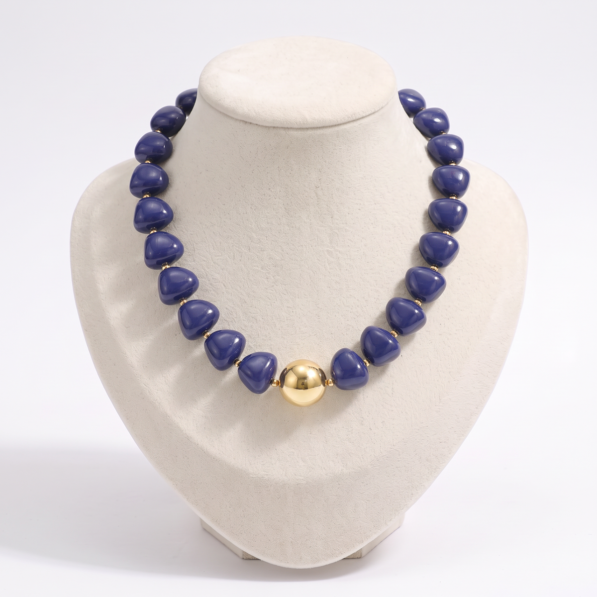Collier de perles doré à sphères, vue de face, bleu foncé