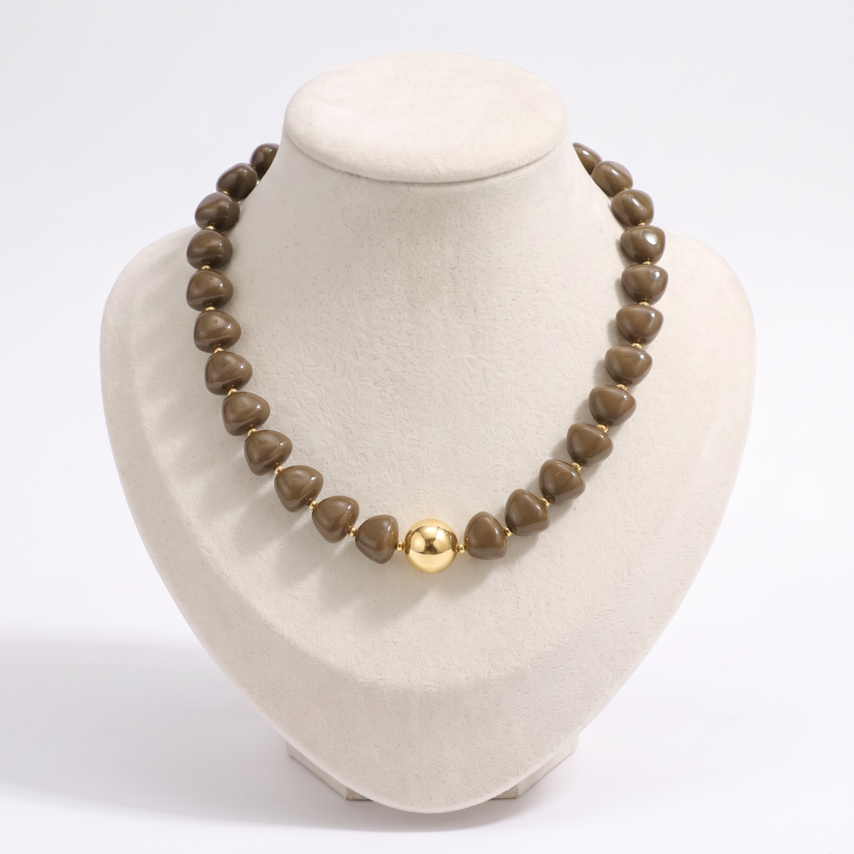 Collier de perles doré à sphères, vue de face, brun foncé