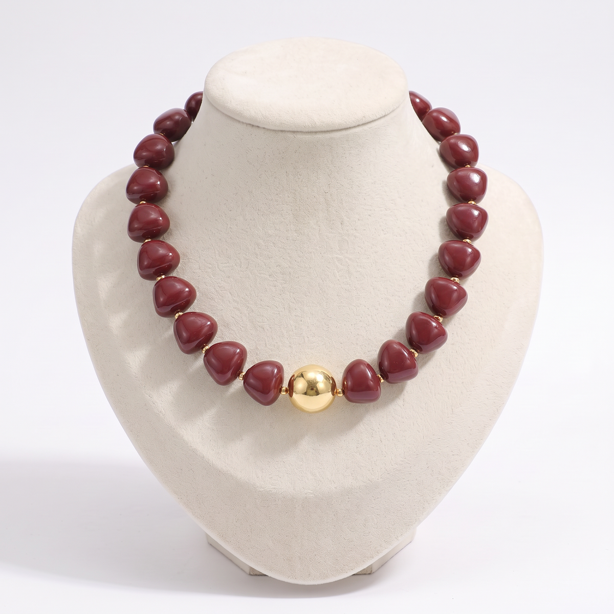 Collier de perles doré à sphères, vue de face, bordeaux