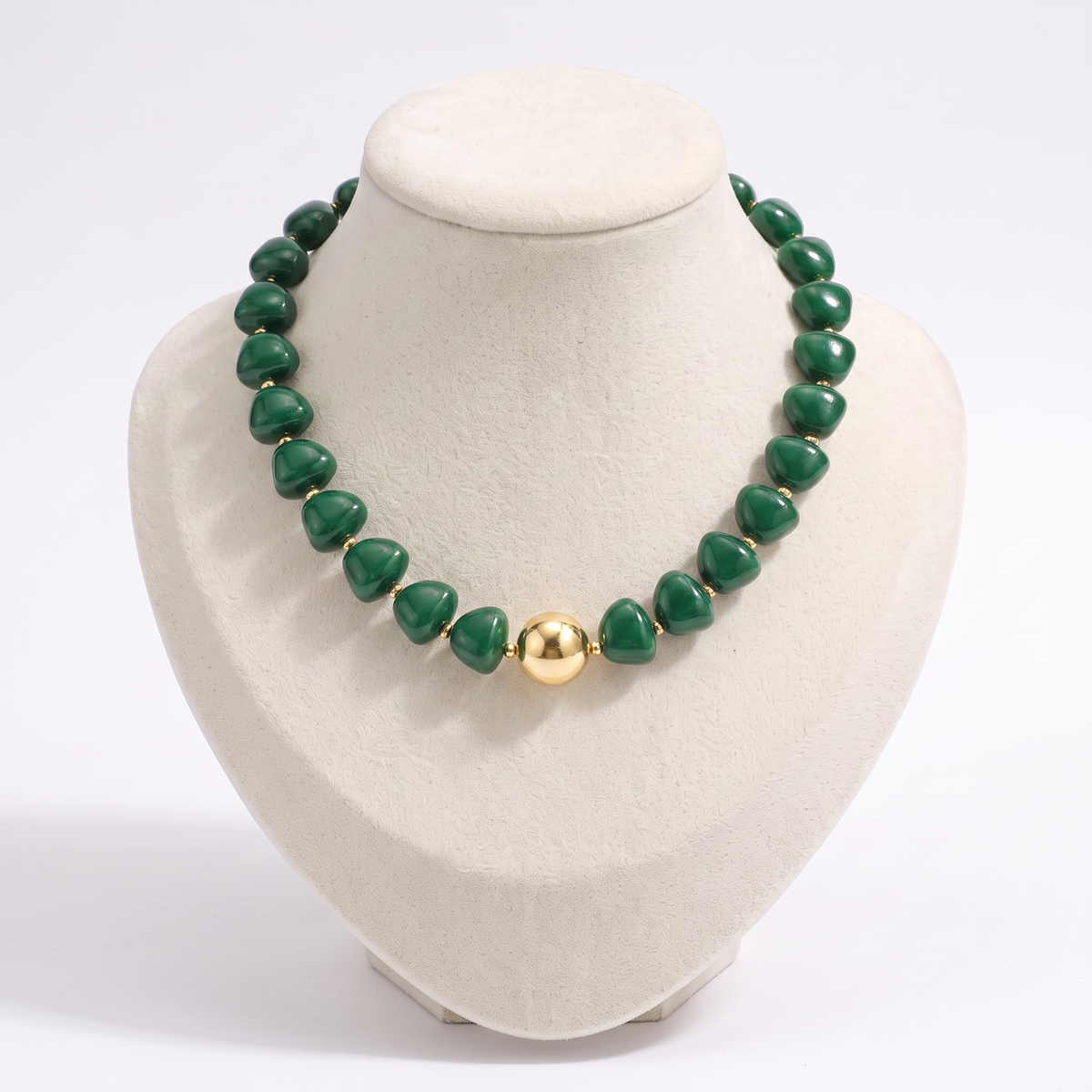 Collier de perles doré à sphères, vue de face