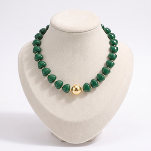 Collier de perles doré à sphères, vue de face, vert foncé