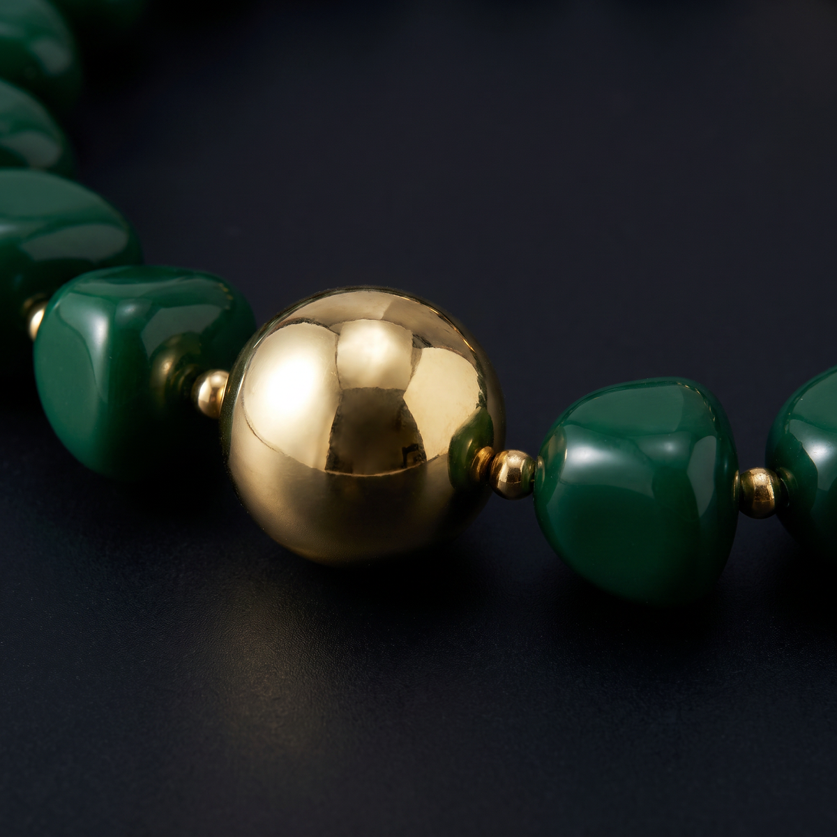 Collier de perles doré à sphères, motif en gros plan
