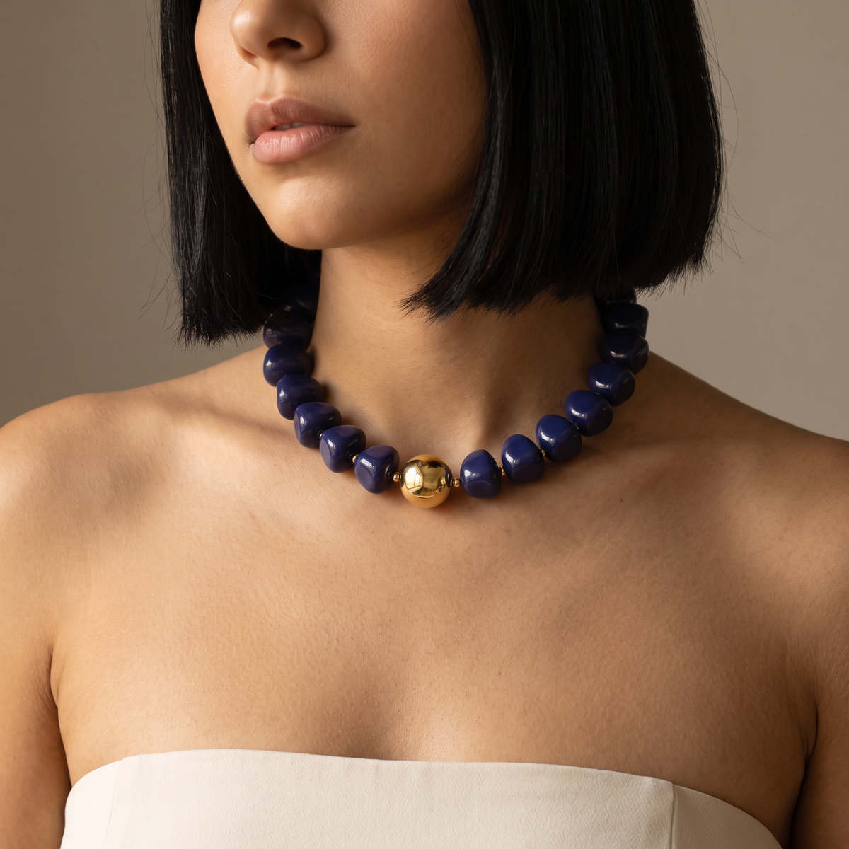 Collier de perles doré à sphères, porté mi-corps, bleu foncé