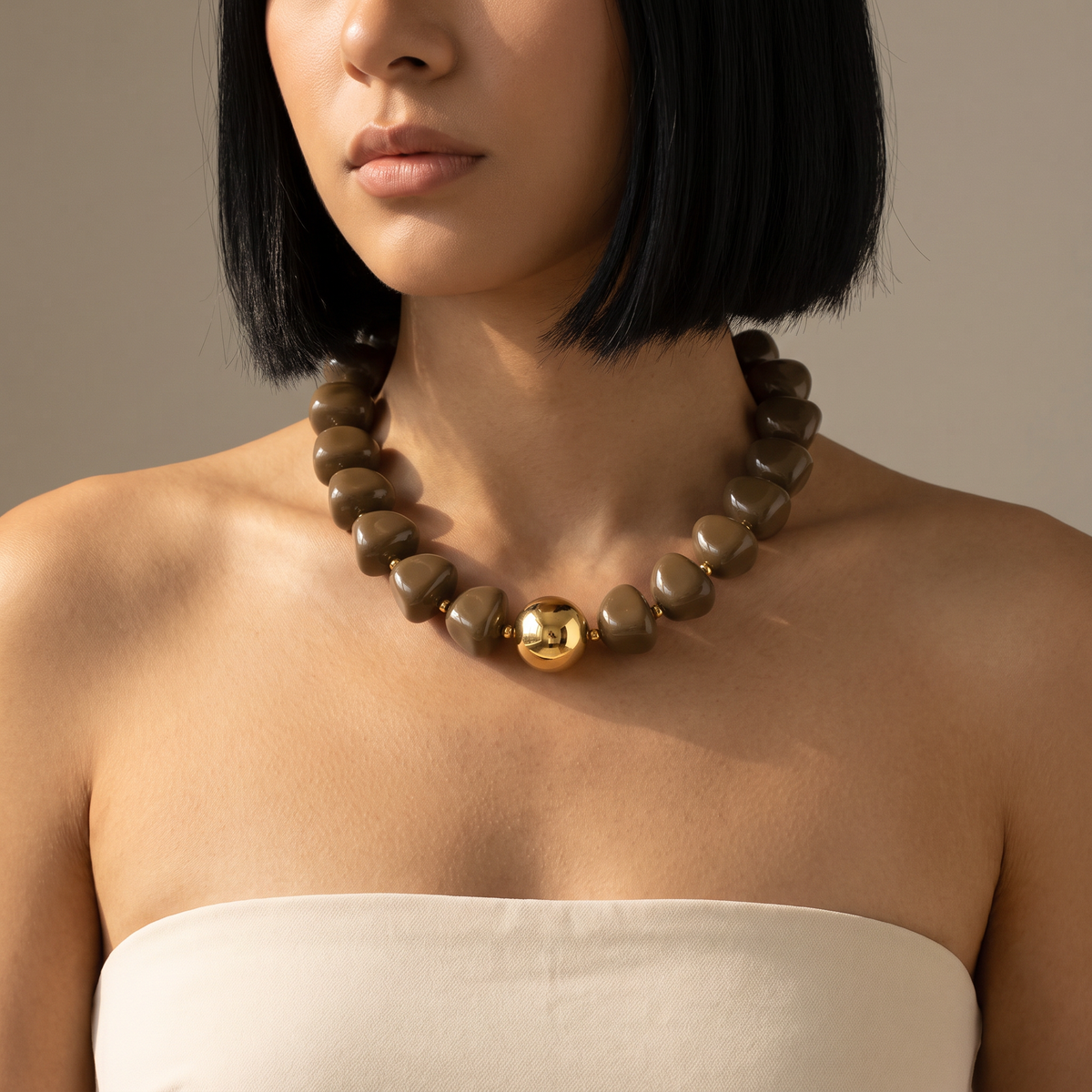 Collier de perles doré à sphères, porté mi-corps, brun foncé