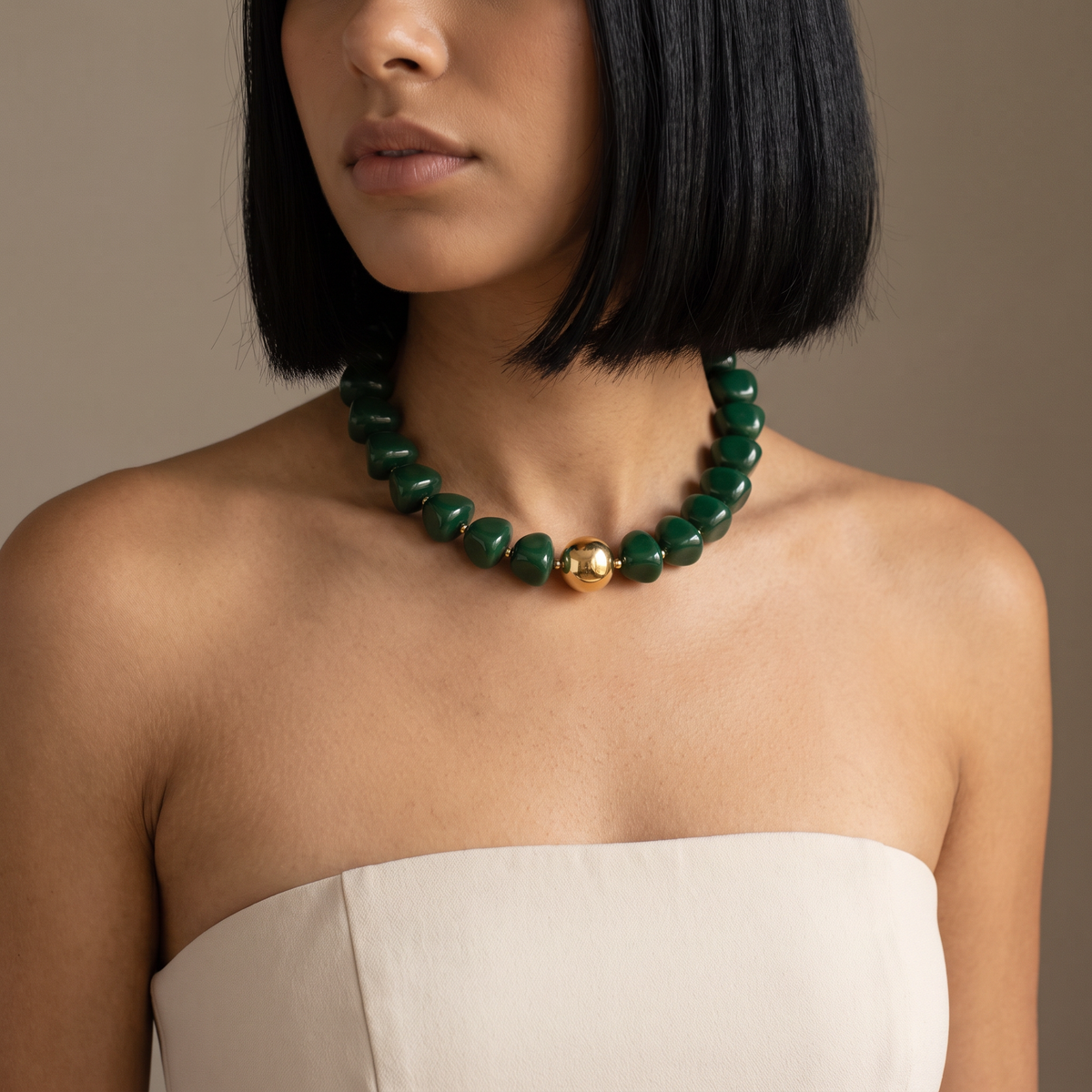 Collier de perles doré à sphères, porté mi-corps