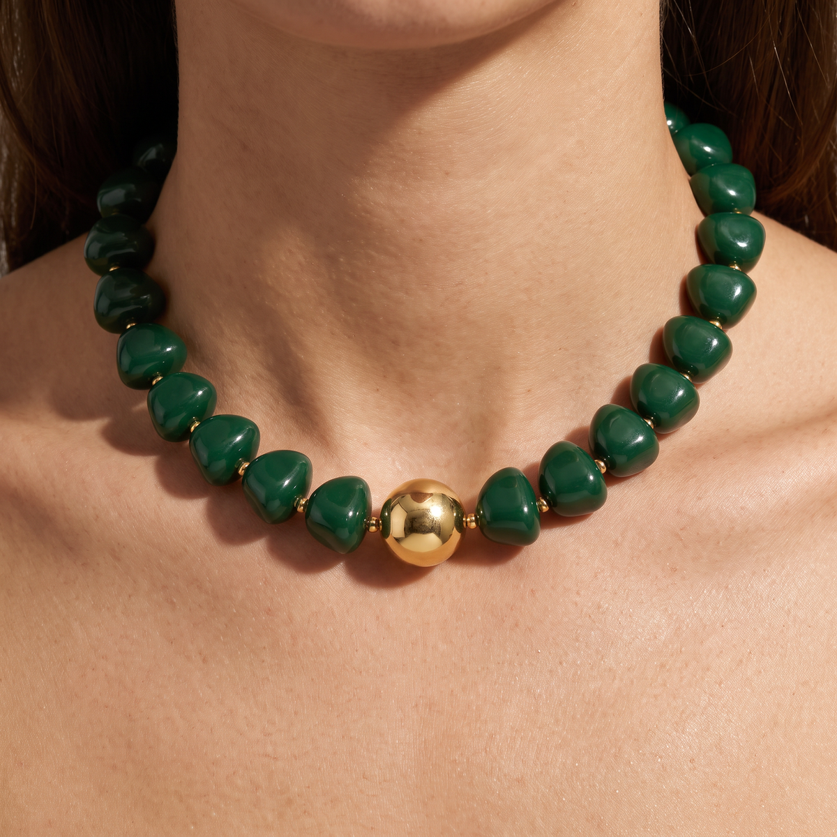 Collier de perles doré à sphères, porté