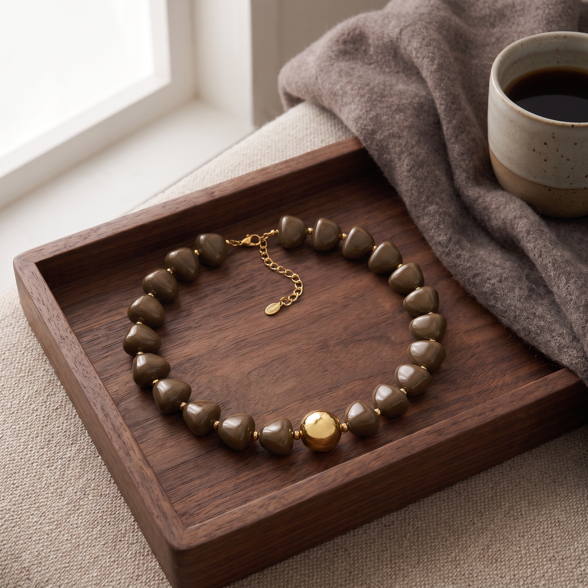 Collier de perles doré à sphères, porté en tenue, brun foncé