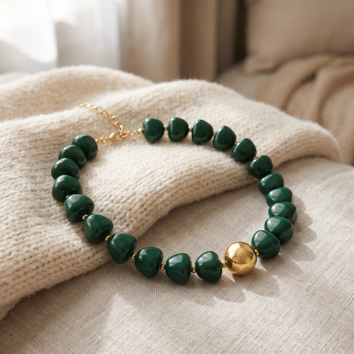 Collier de perles doré à sphères, porté en tenue