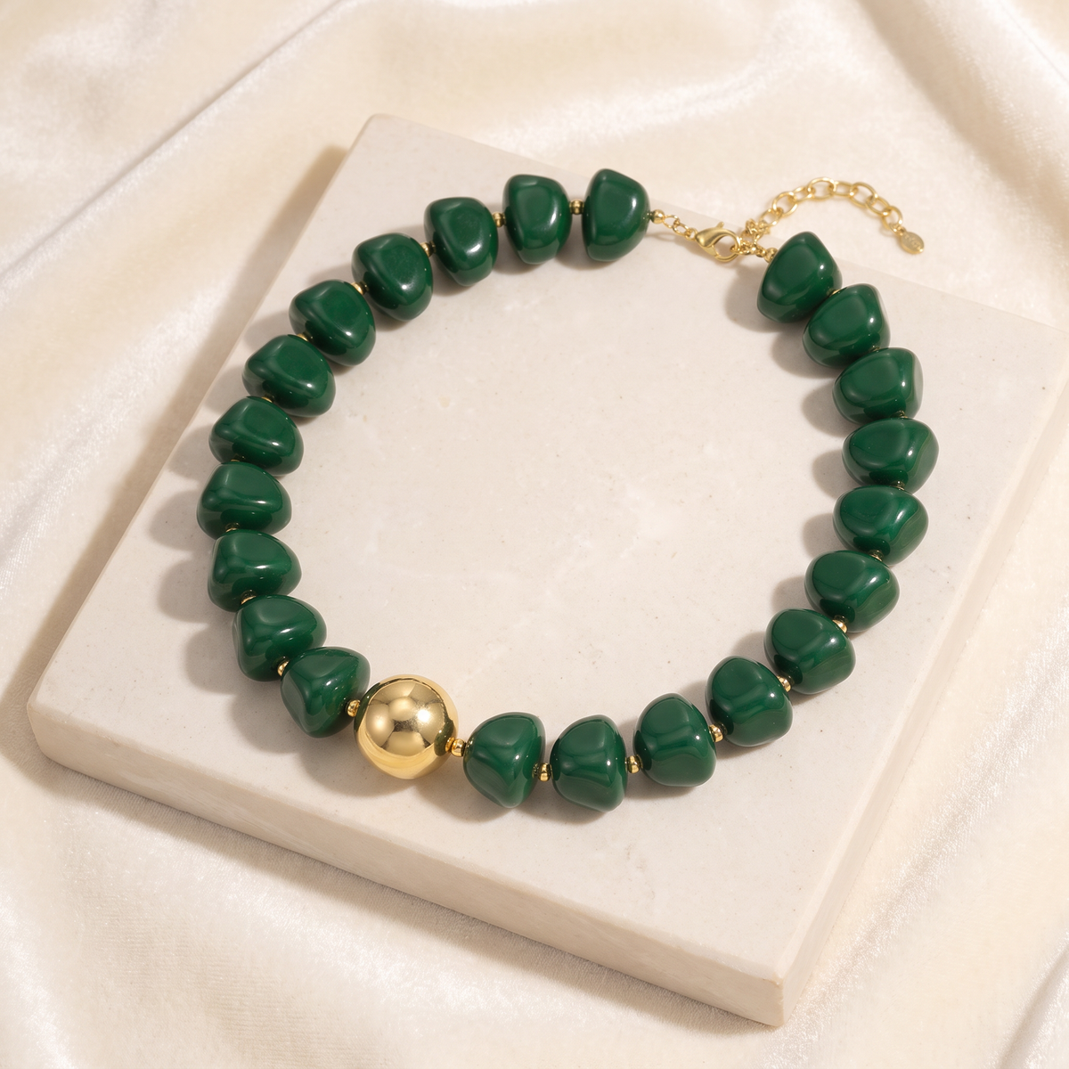 Collier de perles doré à sphères — Vert foncé