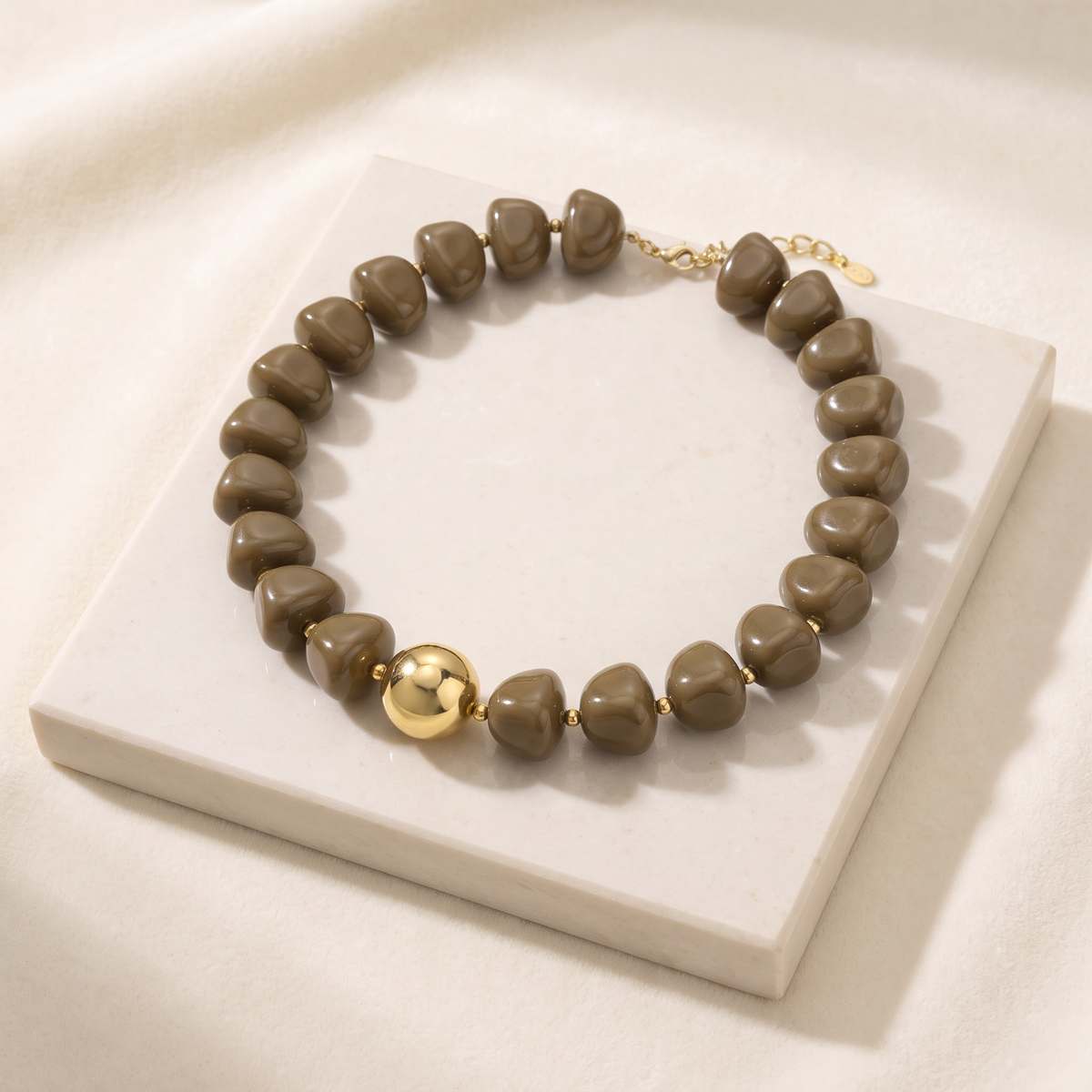 Collier de perles doré à sphères — Brun foncé