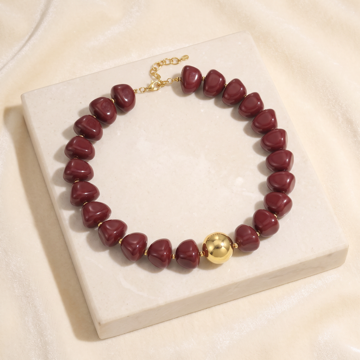 Collier de perles doré à sphères — Bordeaux