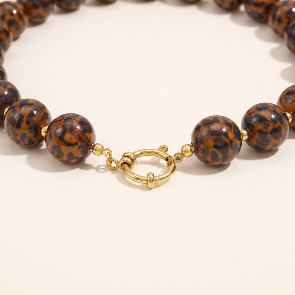 Collier de perles façon léopard esprit rétro, détail du motif