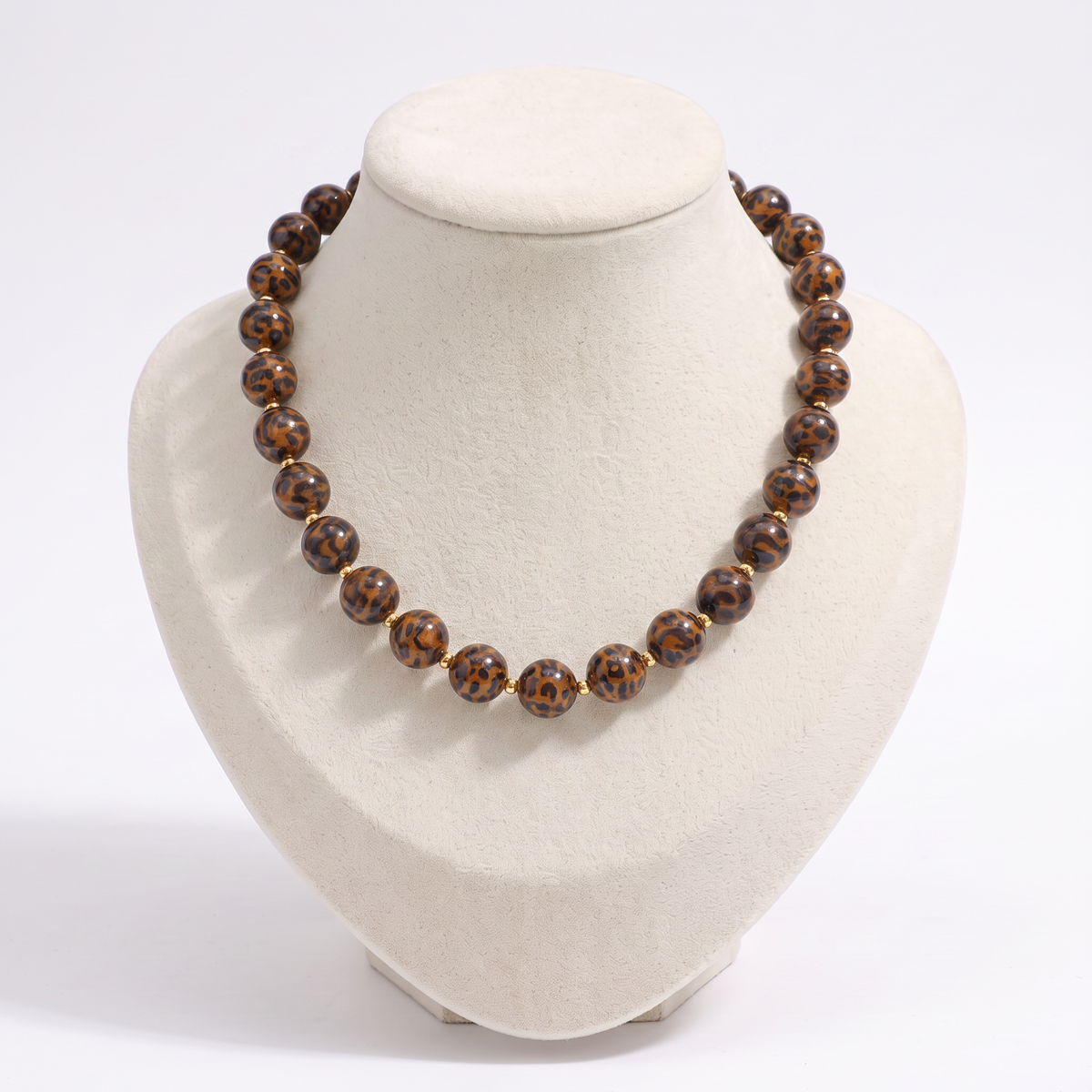 Collier de perles façon léopard esprit rétro, vue de face