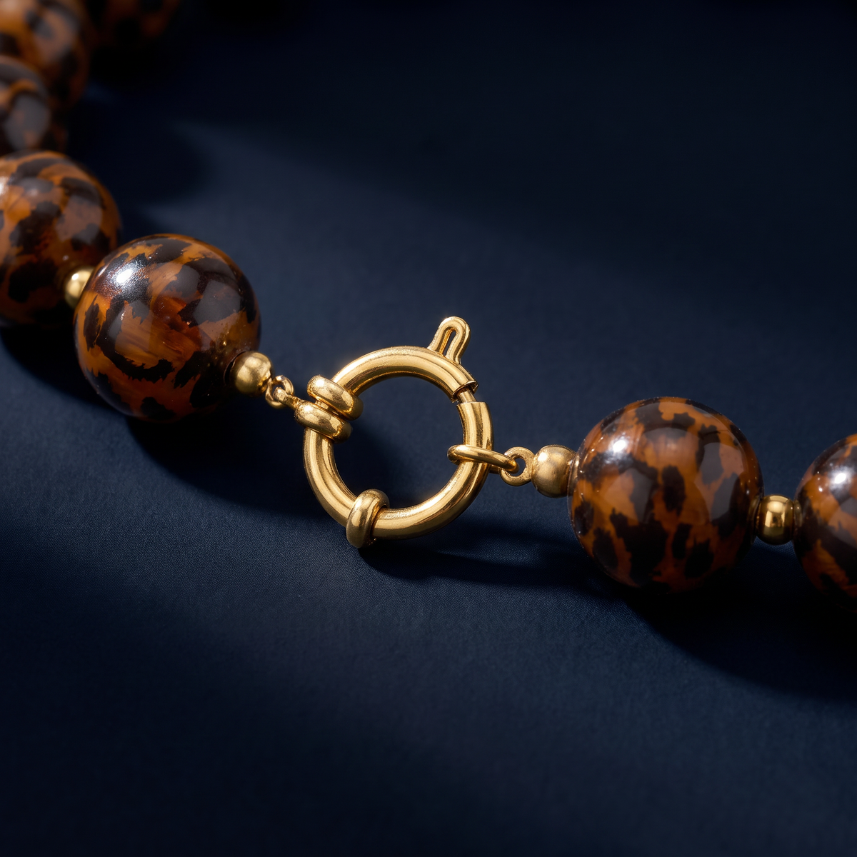 Collier de perles façon léopard esprit rétro, motif en gros plan