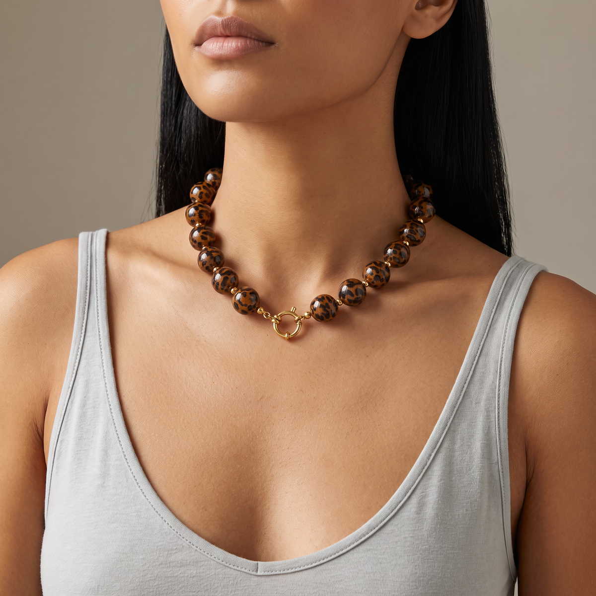 Collier de perles façon léopard esprit rétro, porté mi-corps